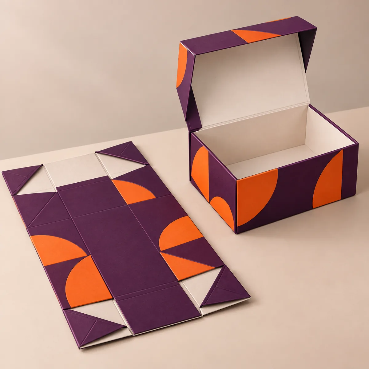 Zusammenklappbare Magnet-Geschenkbox in Pflaume und Orange, flach und aufgebaut gezeigt.