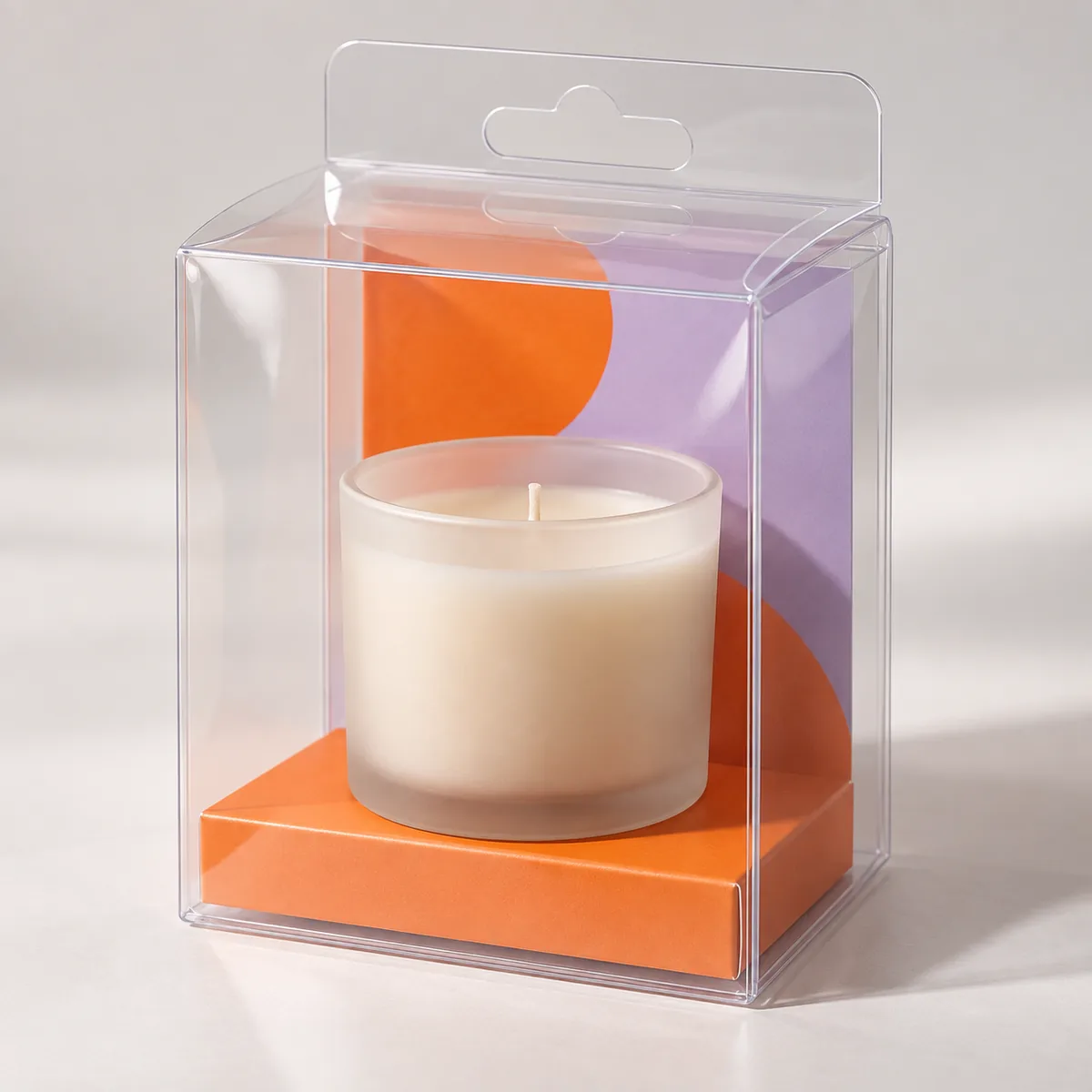 Display-Verpackung mit transparenter Hülle um ein Kerzenglas und farbiger Kartonstütze.